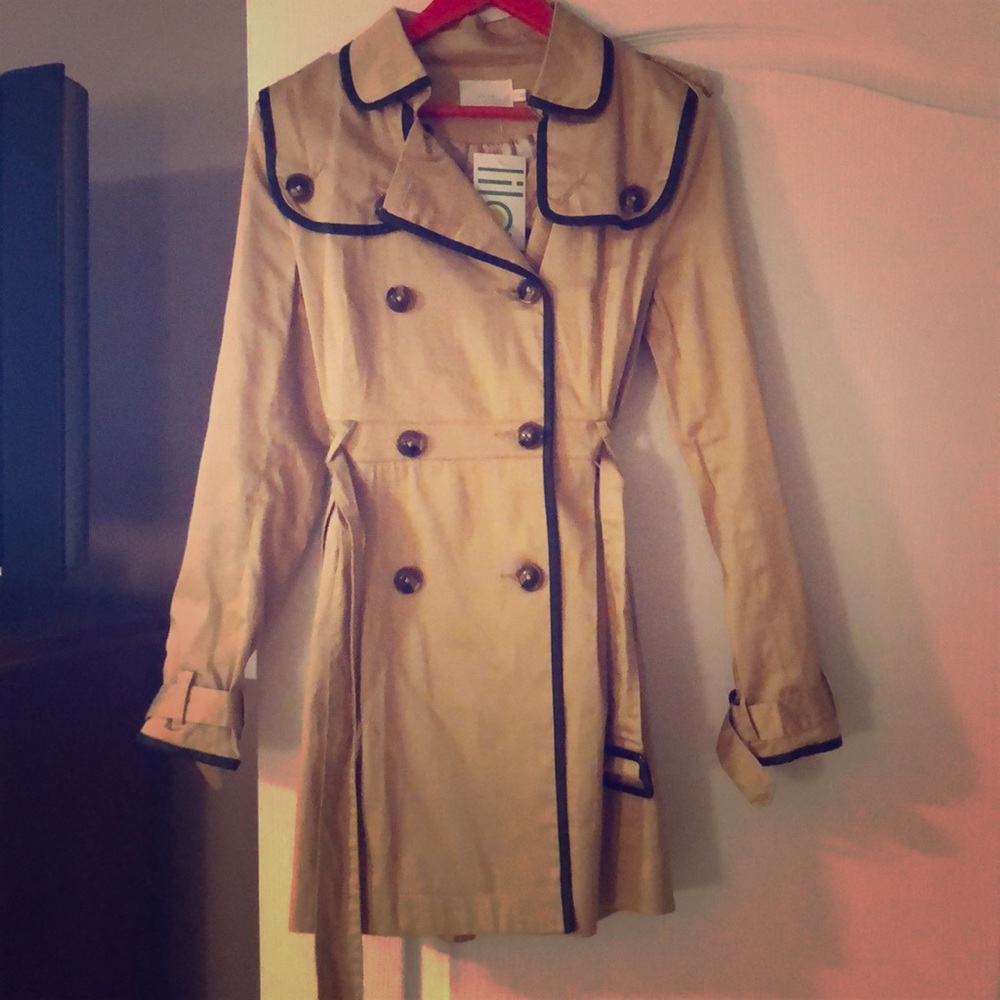 NWT Stunning Lush Tan/Black Trench Coat